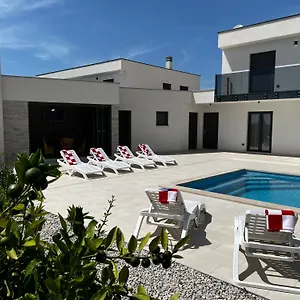 https://villa-mare-modern-villa-with-swimming-pool.in-istria.net